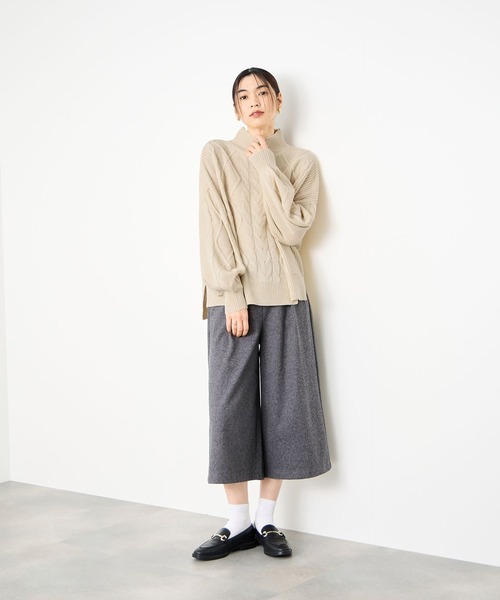 Mac-House(マックハウス)の「Idnes 華奢見え ゆったりボリューム袖 ケーブル編みハイネックニット(ニット/セーター・レディース・ブラウン/グレー/アイボリー・FREE)」の12枚目の写真