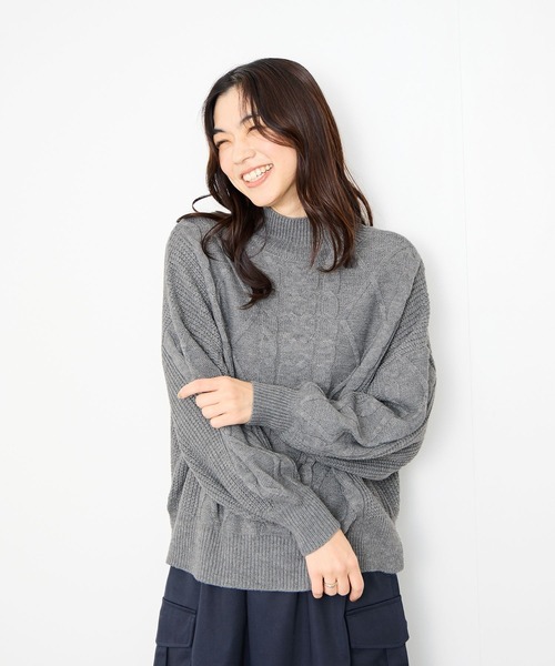 Mac-House(マックハウス)の「Idnes 華奢見え ゆったりボリューム袖 ケーブル編みハイネックニット(ニット/セーター・レディース・ブラウン/グレー/アイボリー・FREE)」の13枚目の写真