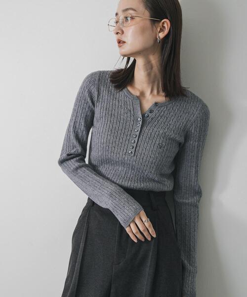 洗濯可』シシュウヘンリーネックミニケーブルセーター（ニット