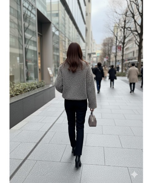 美品24/AW完売品　ソラ　プードルファーショートブルゾン　Rikako セール】くるみボタンフェイクファーショートブルゾン（ノーカラー