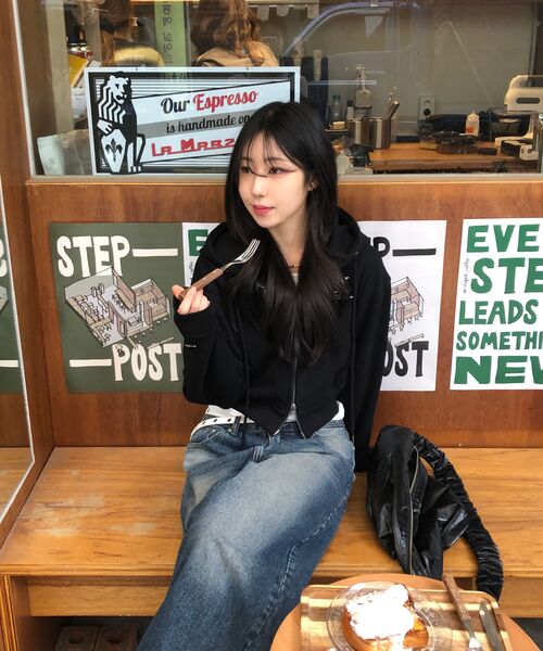 AVANDRESS(アバンドレス )の「AV LOGO CROP HOOD ZIP-UP BLACK(パーカー・レディース・その他・MEDIUM/SMALL)」の6枚目の写真