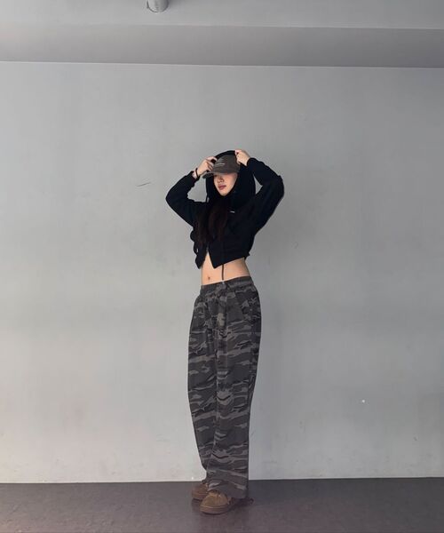 AVANDRESS(アバンドレス )の「AV LOGO CROP HOOD ZIP-UP BLACK(パーカー・レディース・その他・MEDIUM/SMALL)」の8枚目の写真