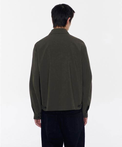 MUSINSA STANDARD（ムシンサスタンダード）の「ライトプレーンリラックスドミニマルジャケット[ダスティカーキ]（ブルゾン・メンズ・その他・MEDIUM/LARGE/X-LARGE/XX-LARGE）」の3枚目の写真