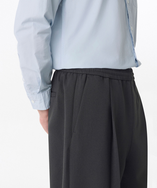 MUSINSA STANDARD（ムシンサスタンダード）の「クレープワンタックワイドバンディングパンツ[ダークグレー]（スウェットパンツ・メンズ・その他・26/28/30/32/34/36/38/40/42）」の4枚目の写真