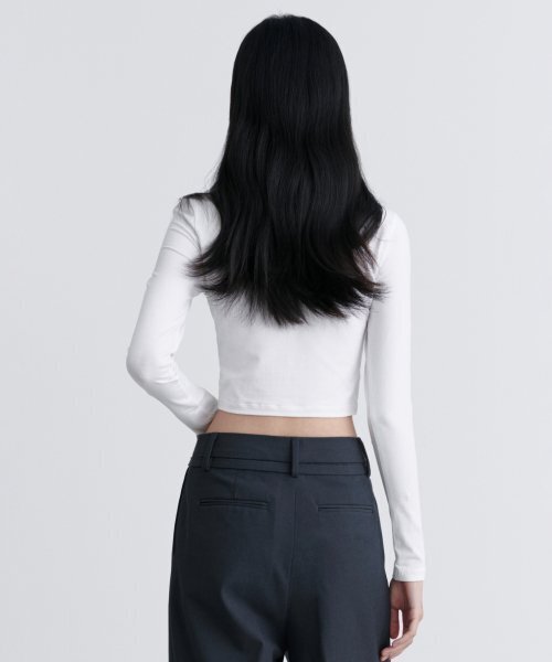 MUSINSA STANDARD WOMAN（ムシンサスタンダードウーマン）の「ウィメンズスリムクロップクルーネック長袖Tシャツ[ホワイト]（Tシャツ/カットソー・レディース・その他・LARGE/X-SMALL/SMALL/MEDIUM）」の2枚目の写真