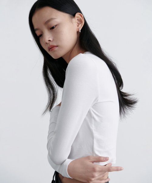MUSINSA STANDARD WOMAN（ムシンサスタンダードウーマン）の「ウィメンズスリムクロップクルーネック長袖Tシャツ[ホワイト]（Tシャツ/カットソー・レディース・その他・LARGE/X-SMALL/SMALL/MEDIUM）」の4枚目の写真