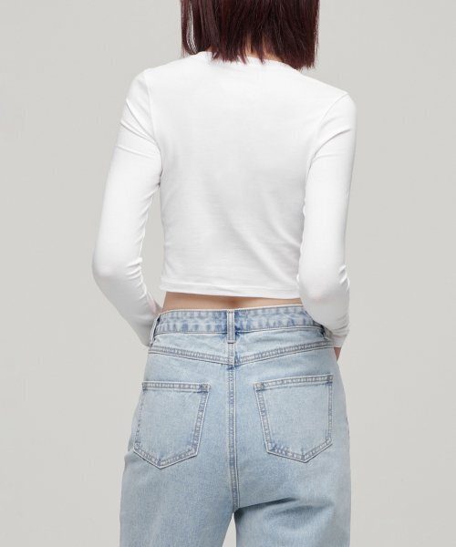 MUSINSA STANDARD WOMAN（ムシンサスタンダードウーマン）の「ウィメンズスリムクロップクルーネック長袖Tシャツ[ホワイト]（Tシャツ/カットソー・レディース・その他・LARGE/X-SMALL/SMALL/MEDIUM）」の6枚目の写真