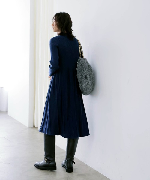 Jines(ジネス)の「【WEB限定】ニットプリーツAラインワンピース(ワンピース・レディース・チャコールグレー/ネイビー・38)」の4枚目の写真