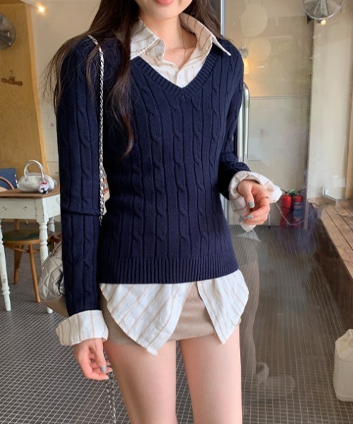 Aelina(エリナ)の「Vネックツイストパターンニットセーター(ニット/セーター・レディース・ベージュ/ネイビー/イエロー/ブルー・FREE)」の3枚目の写真