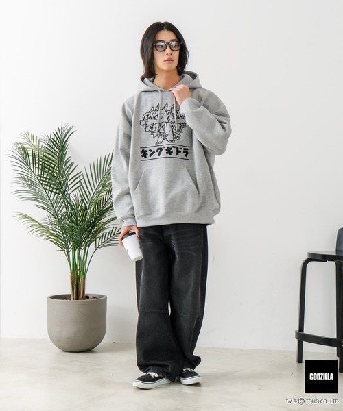 JEANS MATE(ジーンズメイト)の「【GODZILLA/ゴジラ】ゴジラ キングギドラ オリジナルデザイン ビッグシルエット 裏起毛 プルオーバーパーカー フーディー ドロップショルダー オーバーサイズ(パーカー・メンズ・グレー系その他2/ブラック系その他/ブルー系その他2/ベージュ系その他・LARGE/MEDIUM/X-LARGE)」の17枚目の写真