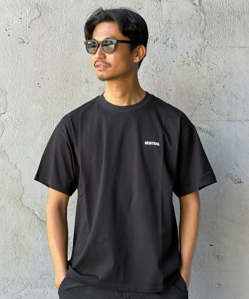 NEWTRAL（ニュートラル）の「【NEWTRAL】NEWTRAL_Logo Tee（Tシャツ/カットソー・メンズ・ブラック/ホワイト・MEDIUM/LARGE/X-LARGE）」の2枚目の写真