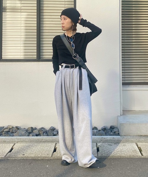ISOOK(アイスー)の「ワンタックワイドスウェットパンツ (kiharu select) / ワイドパンツ カーブ ベルトループ きれいめ タックパンツ グレー(スウェットパンツ・レディース・グレー・FREE)」の4枚目の写真