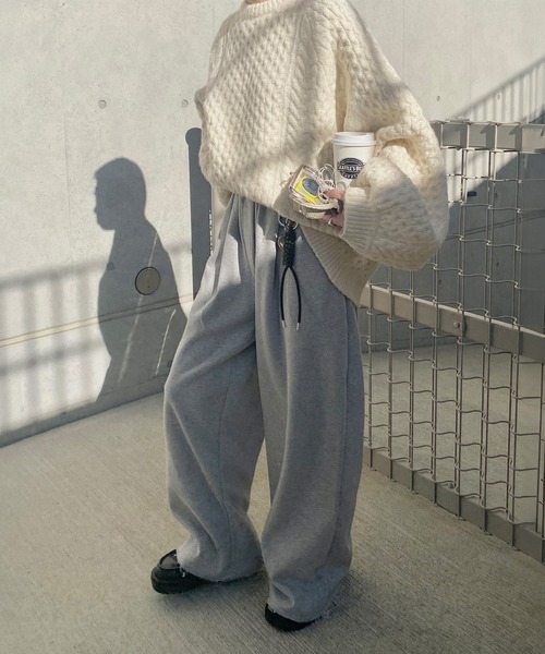 ISOOK(アイスー)の「ワンタックワイドスウェットパンツ (kiharu select) / ワイドパンツ カーブ ベルトループ きれいめ タックパンツ グレー(スウェットパンツ・レディース・グレー・FREE)」の7枚目の写真
