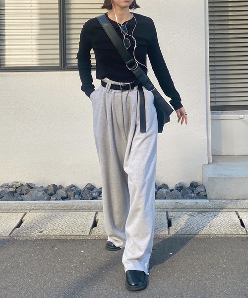 ISOOK(アイスー)の「ワンタックワイドスウェットパンツ (kiharu select) / ワイドパンツ カーブ ベルトループ きれいめ タックパンツ グレー(スウェットパンツ・レディース・グレー・FREE)」の2枚目の写真