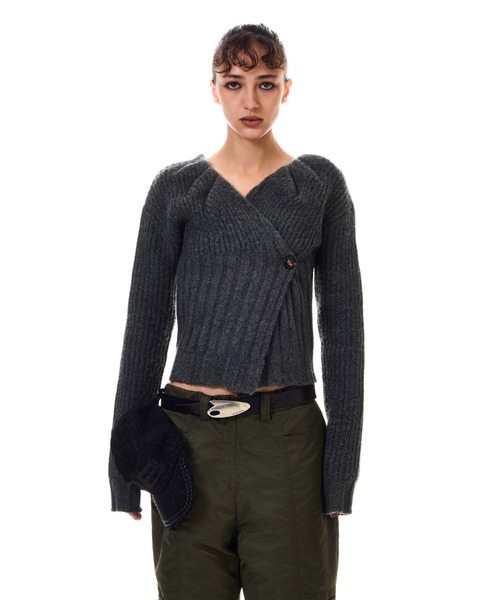 BEEDEN（ビーデン）の「TUCK DESIGN V NECK KNIT C/D（カーディガン/ボレロ・レディース・ブラック/グレー・FREE）」の2枚目の写真