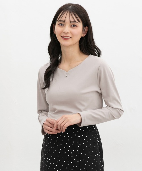 Honeys(ハニーズ)の「きれいめキーネックT(Tシャツ/カットソー・レディース・ホワイト/ラベンダー/グレイッシュベージュ/ブラック・L/LL/M/S)」の1枚目の写真
