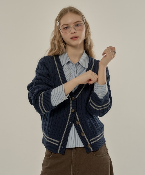 hazyl(ヘイジル)の「trad cable V cardigan / トラッドケーブルVカーディガン(カーディガン/ボレロ・レディース・ネイビー/レッド・フリー)」の16枚目の写真