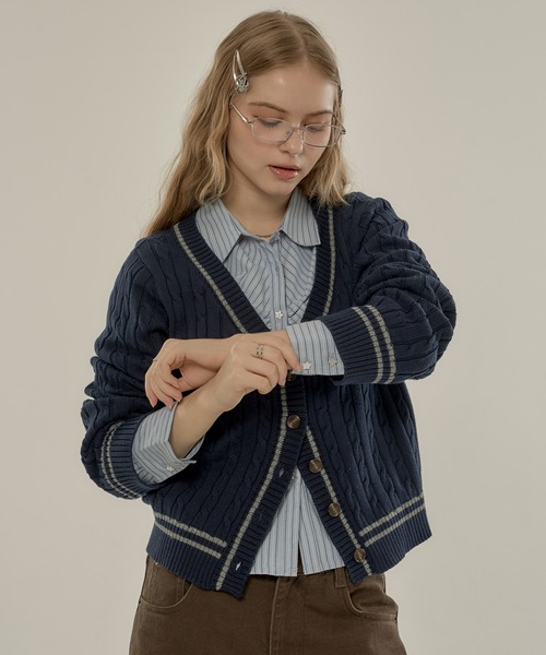 hazyl(ヘイジル)の「trad cable V cardigan / トラッドケーブルVカーディガン(カーディガン/ボレロ・レディース・ネイビー/レッド・フリー)」の14枚目の写真