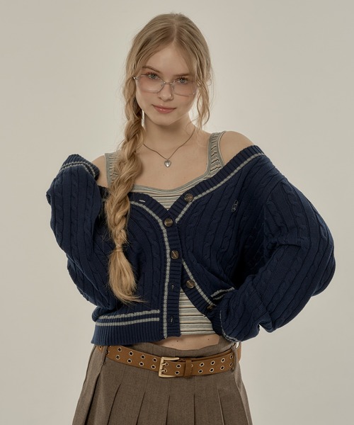 hazyl(ヘイジル)の「trad cable V cardigan / トラッドケーブルVカーディガン(カーディガン/ボレロ・レディース・ネイビー/レッド・フリー)」の9枚目の写真