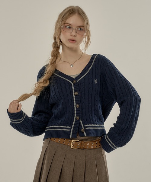 hazyl(ヘイジル)の「trad cable V cardigan / トラッドケーブルVカーディガン(カーディガン/ボレロ・レディース・ネイビー/レッド・フリー)」の4枚目の写真