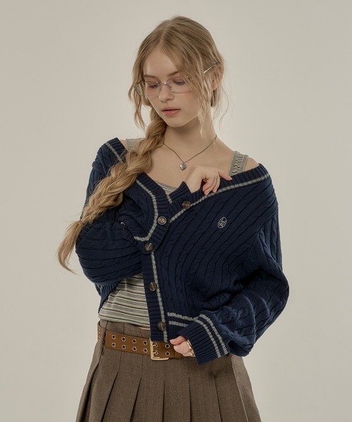 hazyl(ヘイジル)の「trad cable V cardigan / トラッドケーブルVカーディガン(カーディガン/ボレロ・レディース・ネイビー/レッド・フリー)」の8枚目の写真