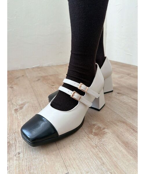 RESEXXY（リゼクシー）の「ダブルストラップメリージェーンパンプス（パンプス・レディース・ブラック/その他1・SMALL/MEDIUM/LARGE）」の2枚目の写真