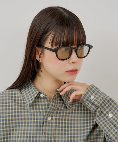 WHIMSIC(ウィムジック)の「【UNISEX】ウェリントンサングラス(サングラス・レディース・グレー/ブラック・ONE SIZE)」の4枚目の写真