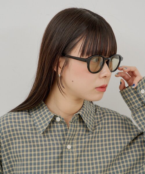 WHIMSIC(ウィムジック)の「【UNISEX】ウェリントンサングラス(サングラス・レディース・グレー/ブラック・ONE SIZE)」の5枚目の写真
