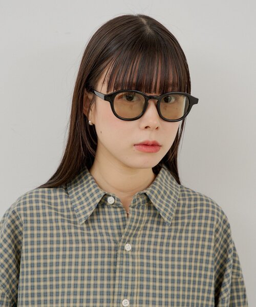 WHIMSIC(ウィムジック)の「【UNISEX】ウェリントンサングラス(サングラス・レディース・グレー/ブラック・ONE SIZE)」の6枚目の写真