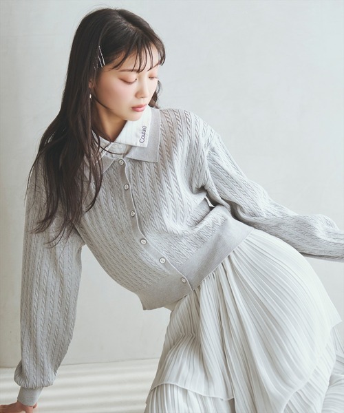 AND COUTURE(アンドクチュール)の「シャツレイヤード風ケーブルカーディガン(カーディガン/ボレロ・レディース・ネイビー/イエロー/ブルー/ライトグレー・FREE)」の1枚目の写真