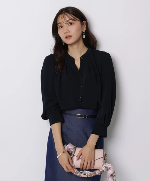 JUSGLITTY（ジャスグリッティー）の「７分袖チェーンネックゆるブラウス（シャツ/ブラウス・レディース・ピンクベージュ/ネイビー/ホワイト・2/1）」の2枚目の写真