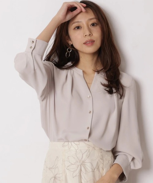 JUSGLITTY（ジャスグリッティー）の「７分袖チェーンネックゆるブラウス（シャツ/ブラウス・レディース・ピンクベージュ/ネイビー/ホワイト・2/1）」の3枚目の写真