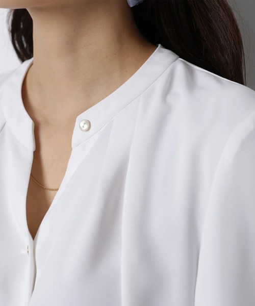 JUSGLITTY（ジャスグリッティー）の「７分袖チェーンネックゆるブラウス（シャツ/ブラウス・レディース・ピンクベージュ/ネイビー/ホワイト・2/1）」の4枚目の写真