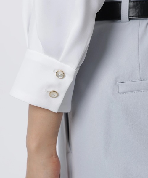 JUSGLITTY（ジャスグリッティー）の「７分袖チェーンネックゆるブラウス（シャツ/ブラウス・レディース・ピンクベージュ/ネイビー/ホワイト・2/1）」の5枚目の写真