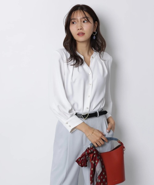 JUSGLITTY（ジャスグリッティー）の「７分袖チェーンネックゆるブラウス（シャツ/ブラウス・レディース・ピンクベージュ/ネイビー/ホワイト・2/1）」の8枚目の写真