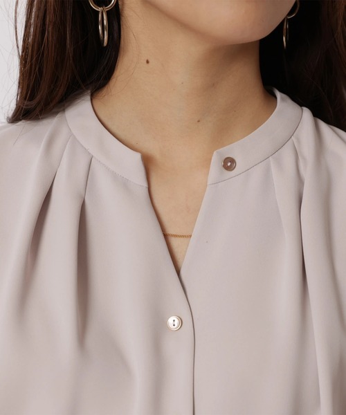 JUSGLITTY（ジャスグリッティー）の「７分袖チェーンネックゆるブラウス（シャツ/ブラウス・レディース・ピンクベージュ/ネイビー/ホワイト・2/1）」の14枚目の写真