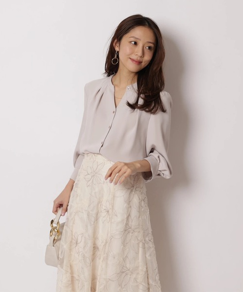 JUSGLITTY（ジャスグリッティー）の「７分袖チェーンネックゆるブラウス（シャツ/ブラウス・レディース・ピンクベージュ/ネイビー/ホワイト・2/1）」の16枚目の写真