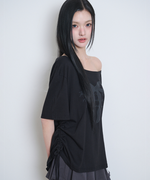 ILLIGO(イリゴ)の「リボンシャーリングオフショルダーティーシャツブラック(Tシャツ/カットソー・レディース・その他・ONE SIZE)」の3枚目の写真