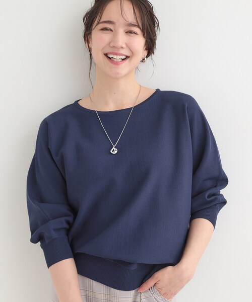 SHOO・LA・RUE（シューラルー）の「【洗える】軽やかでさらっとしたタッチ すっきり見えドルマンニット（ニット/セーター・レディース・アイボリー/スモーキーグリーン系/ブラウン系/ネイビー・01/02/03/04）」の4枚目の写真