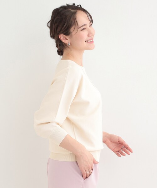 SHOO・LA・RUE（シューラルー）の「【洗える】軽やかでさらっとしたタッチ すっきり見えドルマンニット（ニット/セーター・レディース・アイボリー/スモーキーグリーン系/ブラウン系/ネイビー・01/02/03/04）」の6枚目の写真