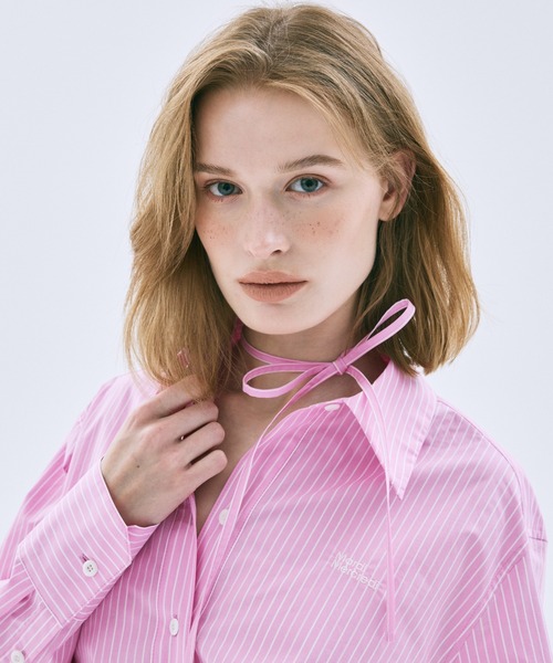 Mardi Mercredi(マルディメクルディ)の「TIE SHIRT STRIPE / タイ シャツ フラワーマルディ(シャツ/ブラウス・レディース・ブルー/ピンク・FREE)」の1枚目の写真