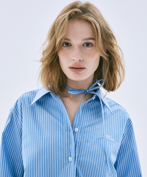 Mardi Mercredi(マルディメクルディ)の「TIE SHIRT STRIPE / タイ シャツ フラワーマルディ(シャツ/ブラウス・レディース・ブルー/ピンク・FREE)」の2枚目の写真