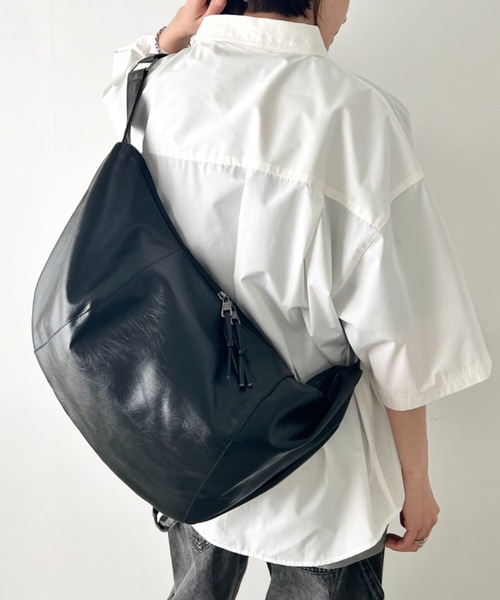 wears(ウェアーズ)の「【A4収納可】大容量 PUクロスボディバッグ(ショルダーバッグ・レディース・ブラック・FREE)」の1枚目の写真