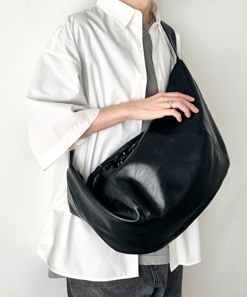 wears(ウェアーズ)の「【A4収納可】大容量 PUクロスボディバッグ(ショルダーバッグ・レディース・ブラック・FREE)」の4枚目の写真