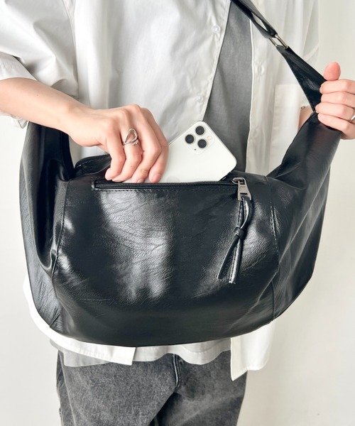 wears(ウェアーズ)の「【A4収納可】大容量 PUクロスボディバッグ(ショルダーバッグ・レディース・ブラック・FREE)」の2枚目の写真