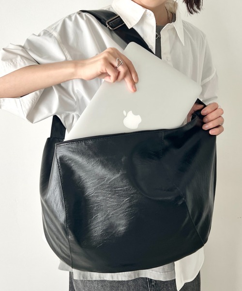 wears(ウェアーズ)の「【A4収納可】大容量 PUクロスボディバッグ(ショルダーバッグ・レディース・ブラック・FREE)」の3枚目の写真