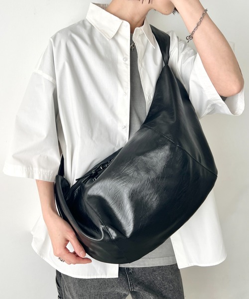 wears(ウェアーズ)の「【A4収納可】大容量 PUクロスボディバッグ(ショルダーバッグ・レディース・ブラック・FREE)」の5枚目の写真