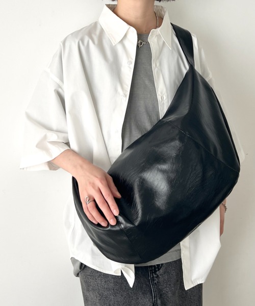 wears(ウェアーズ)の「【A4収納可】大容量 PUクロスボディバッグ(ショルダーバッグ・レディース・ブラック・FREE)」の6枚目の写真