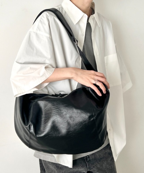 wears(ウェアーズ)の「【A4収納可】大容量 PUクロスボディバッグ(ショルダーバッグ・レディース・ブラック・FREE)」の12枚目の写真