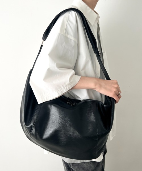 wears(ウェアーズ)の「【A4収納可】大容量 PUクロスボディバッグ(ショルダーバッグ・レディース・ブラック・FREE)」の15枚目の写真